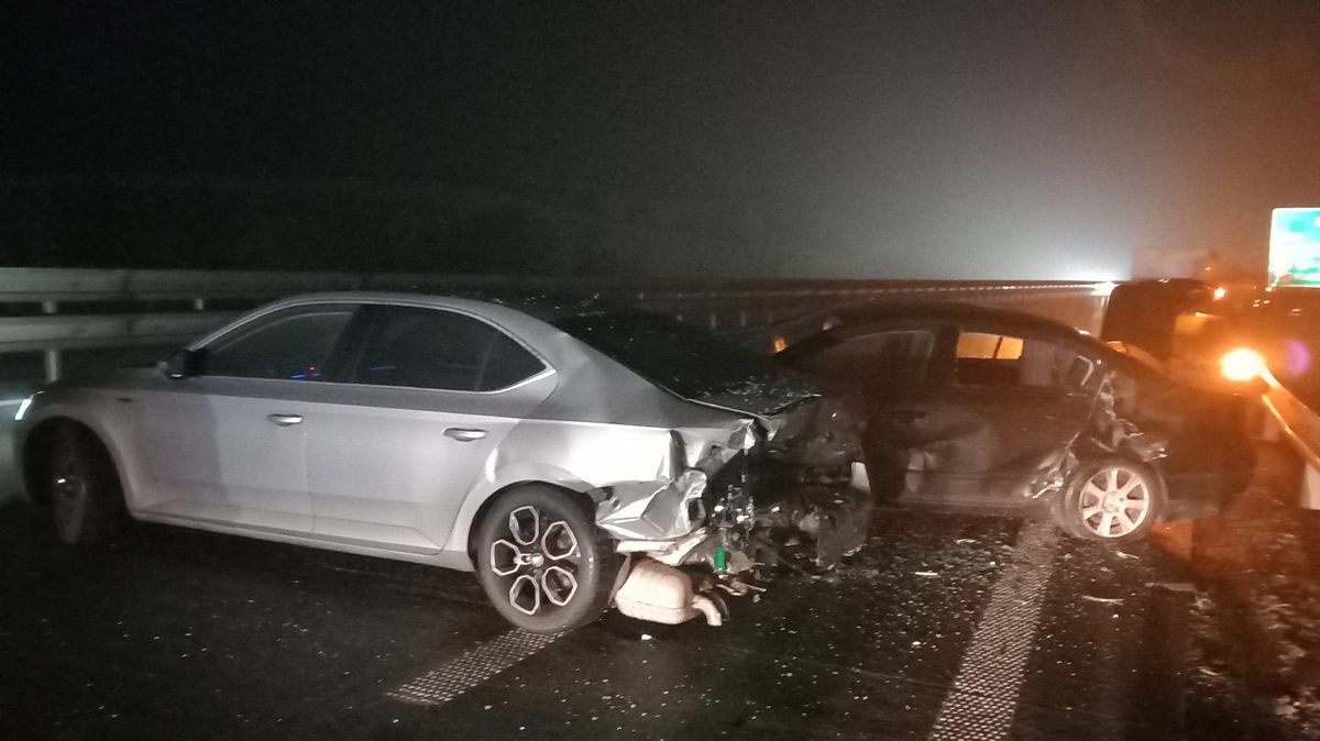 Silnice u Brna kloužou, hasiči jezdí od nehody k nehodě. Dálnici D1 zastavily hromadné nehody